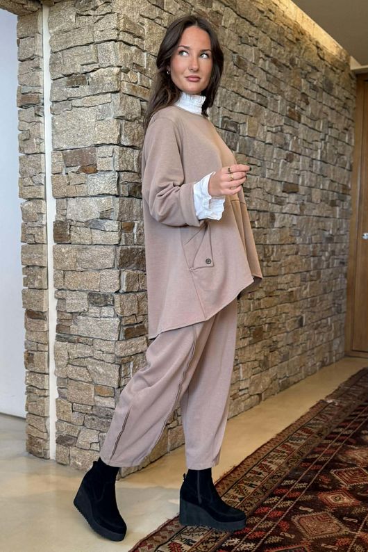 Sola Smart Tech Split Back Peplum Top Mocha /15=